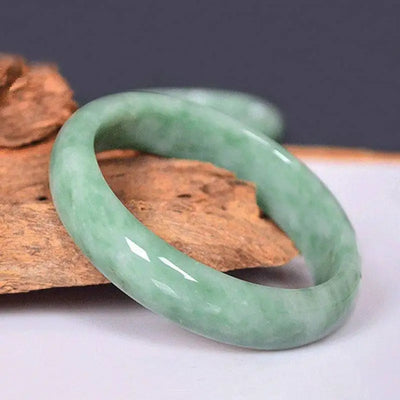 Carved emerald-green jade bangle for women – ARIANA