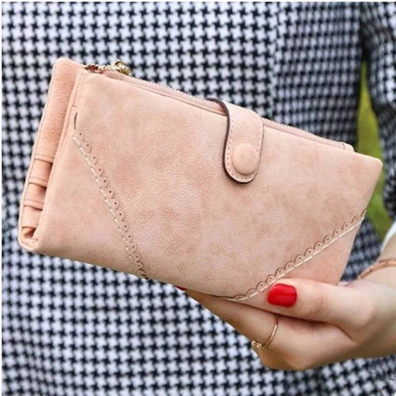Clutch wallet in leather with multiple card slots for women
