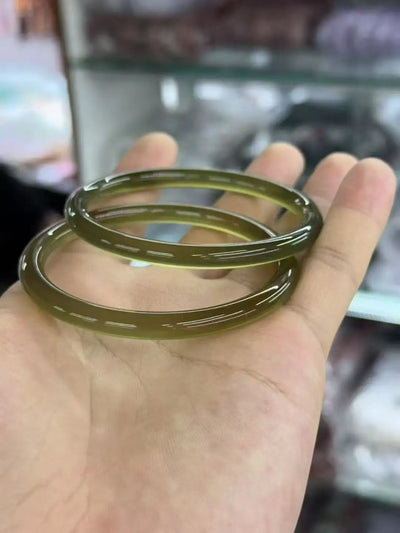 Jade bangle in green chalcedony for women