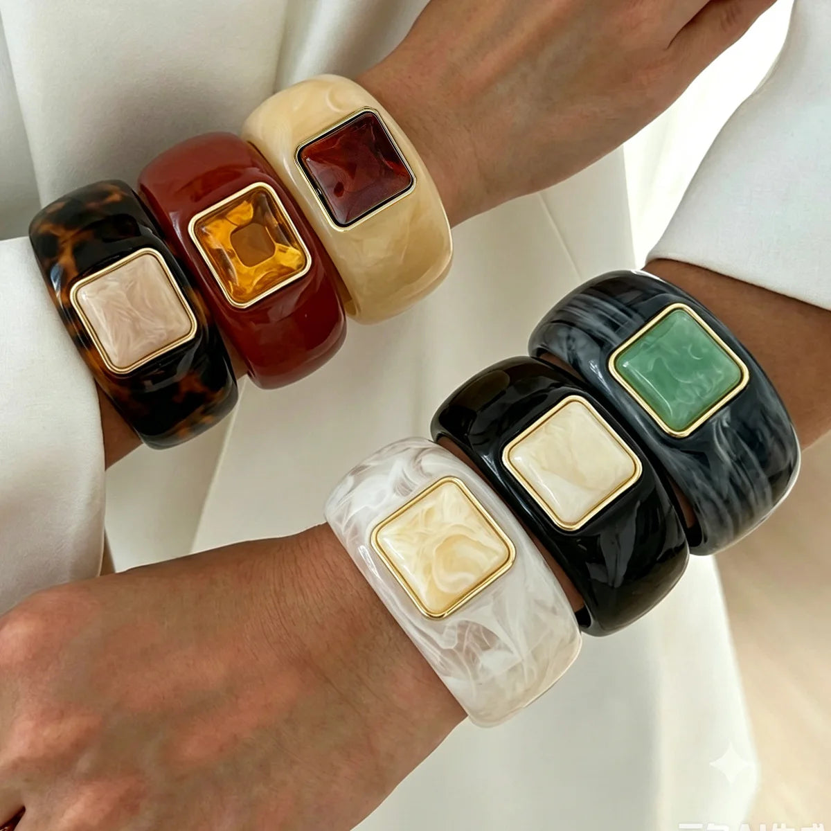 Geometric acrylic statement bangle for women – ARIANA