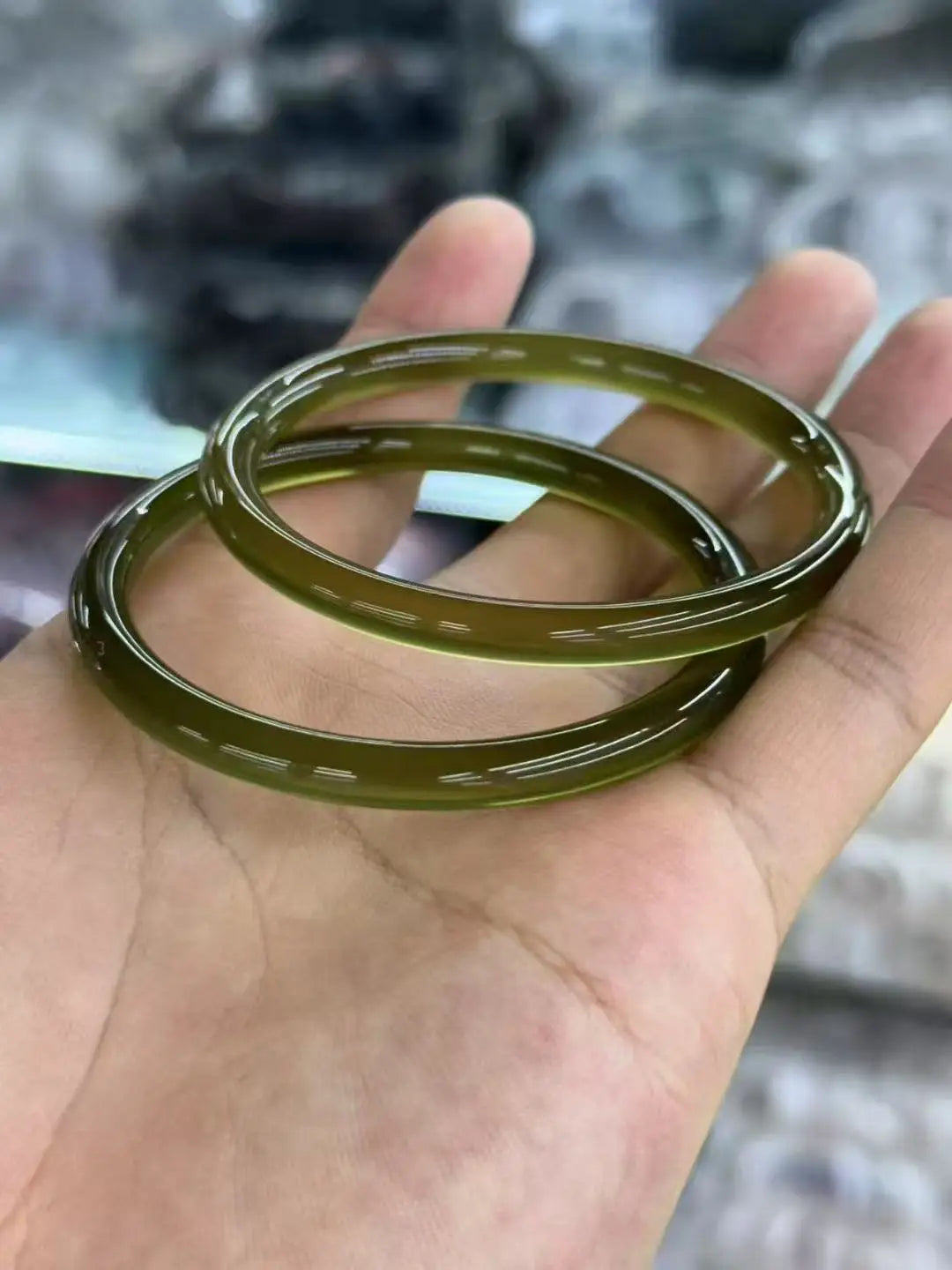 Jade bangle in green chalcedony for women