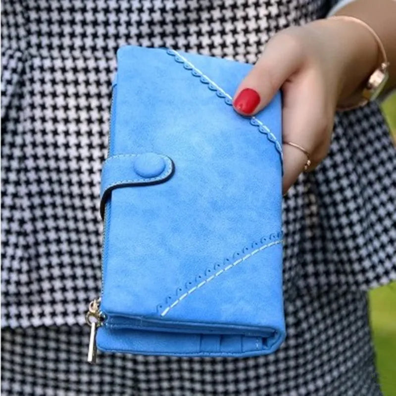 Clutch wallet in leather with multiple card slots for women