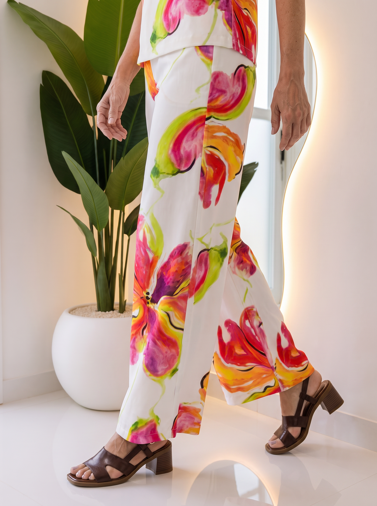 Wide-leg trousers with floral print for women