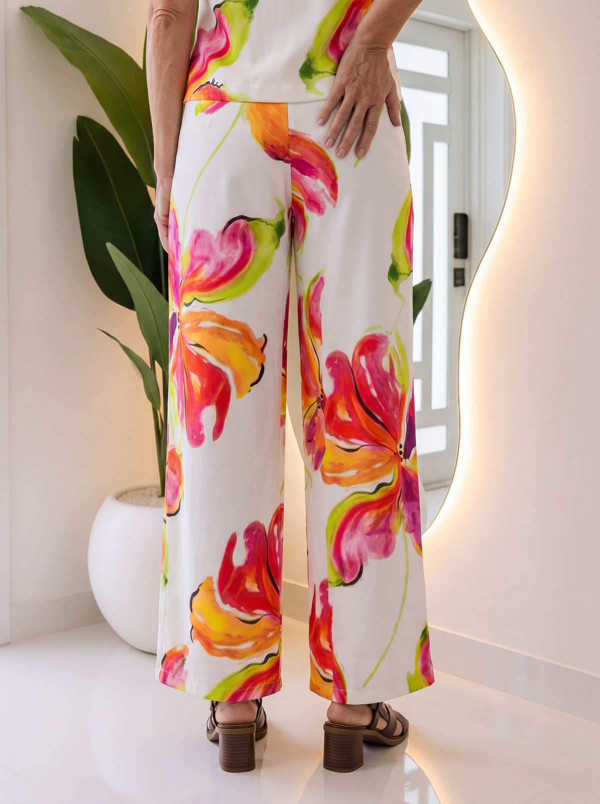 Wide-leg trousers with floral print for women