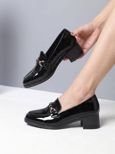 Block heel pumps in patent leather for women