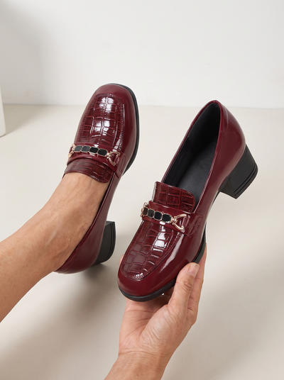 Block heel pumps in patent leather for women
