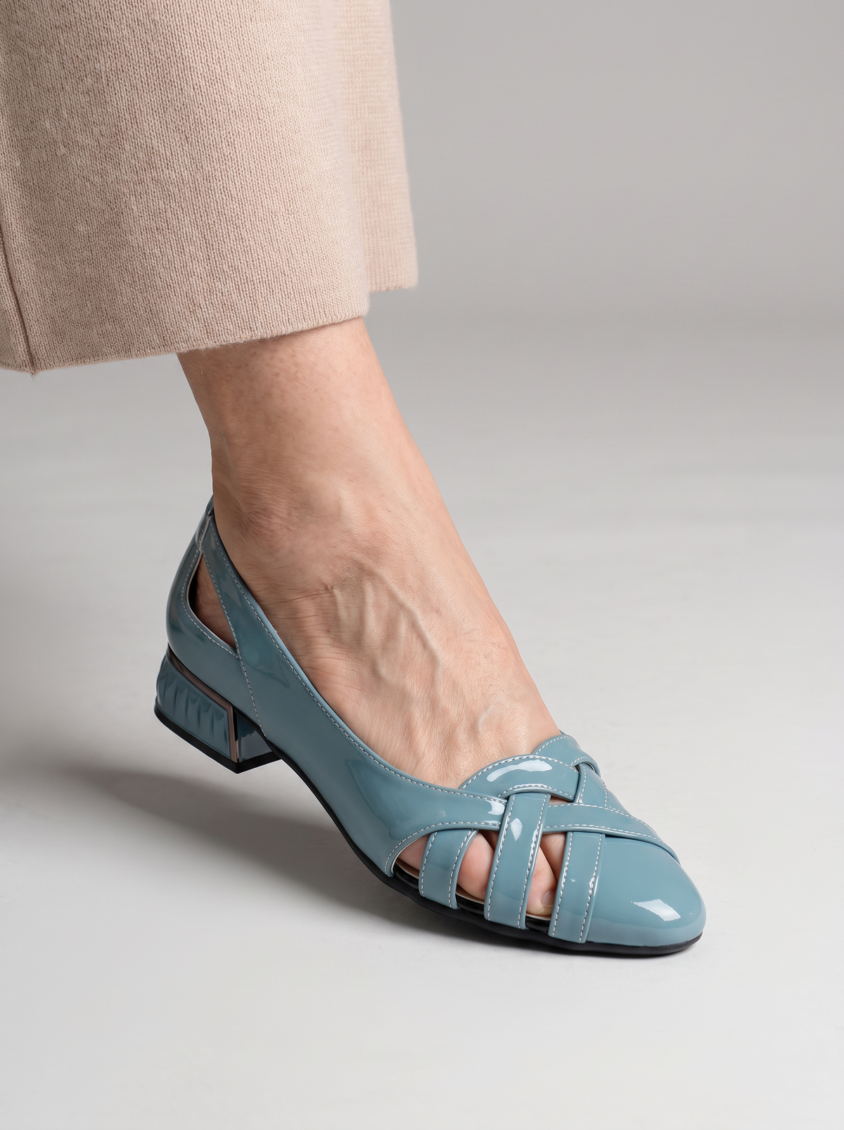 Slip-on pumps with square heel for women