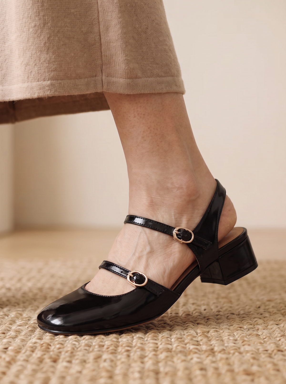 Heeled sandals with ankle strap in patent finish for women