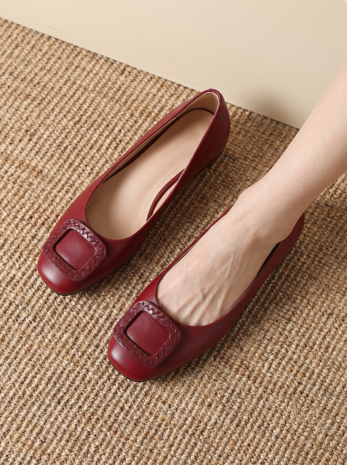 Leather pumps with low heel for women