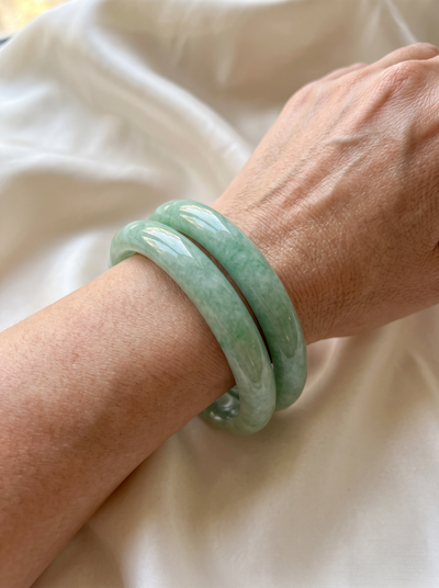 Carved emerald-green jade bangle for women – ARIANA