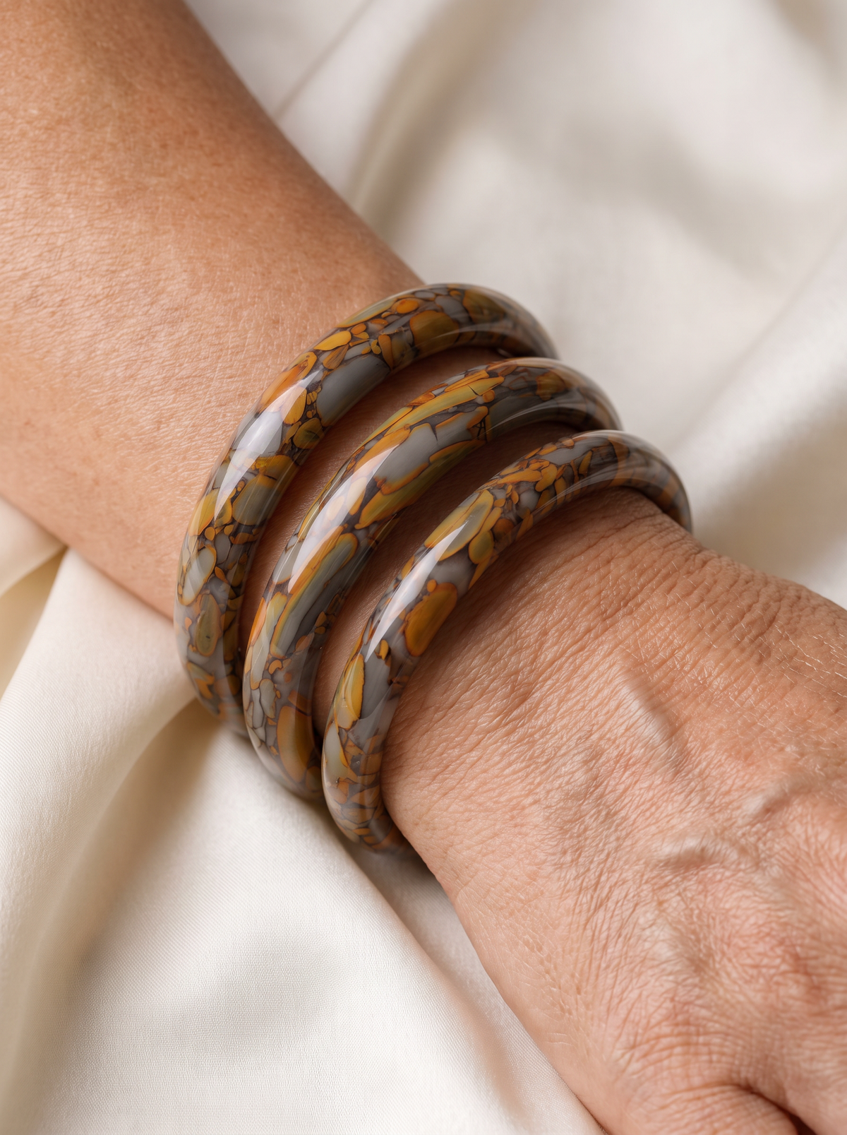 Carved brown jade bangle for women – ARIANA
